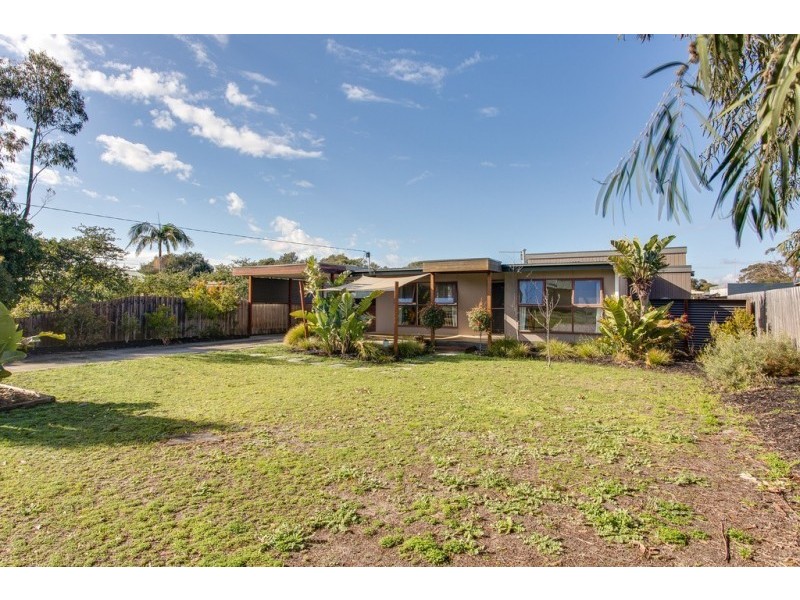9 Swans Way, Rosebud West VIC 3940
