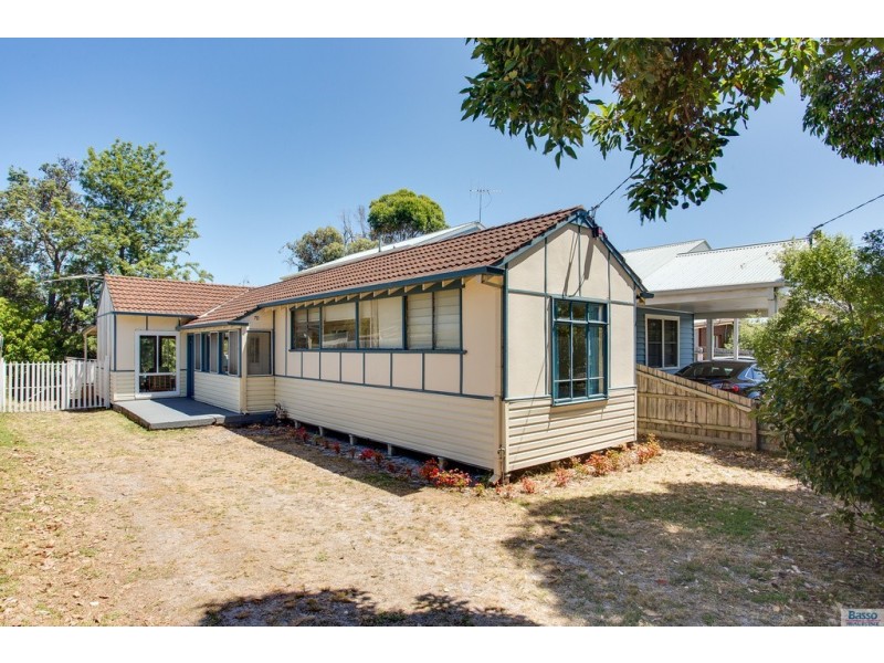 70 Seventh Ave, Rosebud VIC 3939
