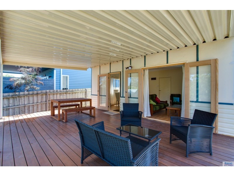 70 Seventh Ave, Rosebud VIC 3939