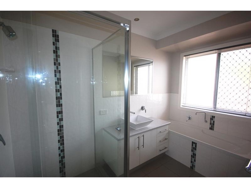6 Mervyn Crescent, Redland Bay QLD 4165