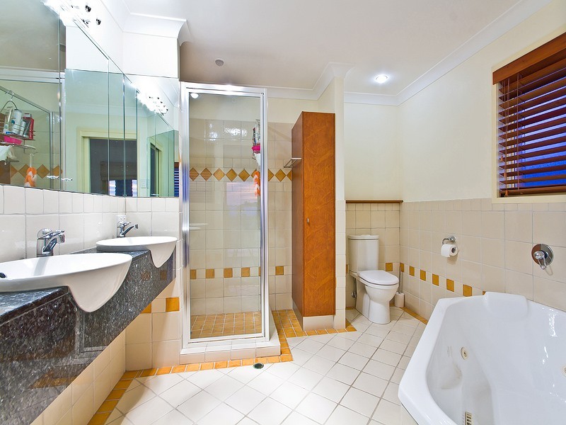 10 Kinsail Court, Raby Bay QLD 4163