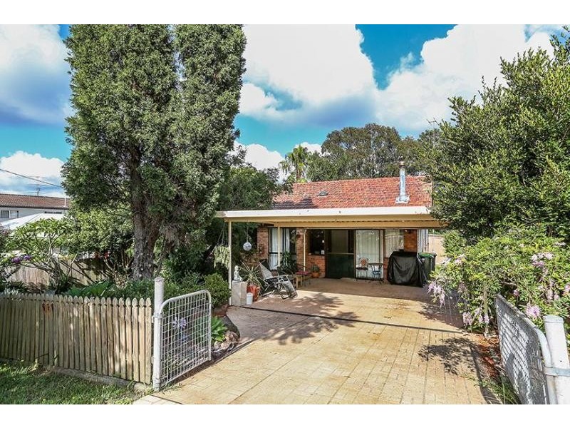 15 Lake Road, Fennell Bay NSW 2283