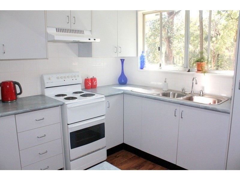 13 Middle Point Road, Bolton Point NSW 2283