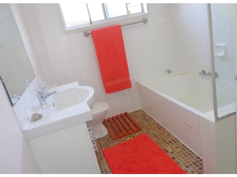 13 Middle Point Road, Bolton Point NSW 2283