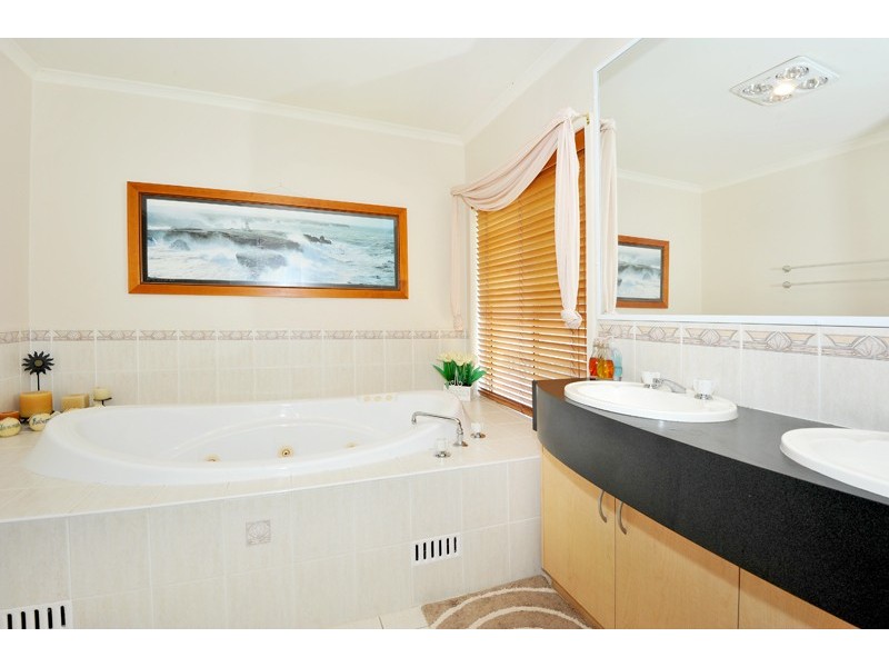 27 Sanctuary Pl, Bateau Bay NSW 2261