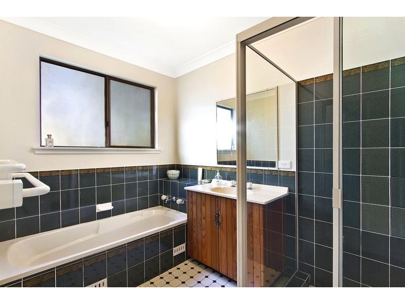 1 Wordsworth Ave, Bateau Bay NSW 2261