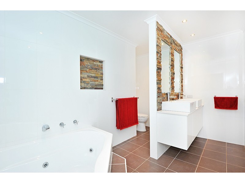 22 Kilkenny Pde, Berkeley Vale NSW 2261
