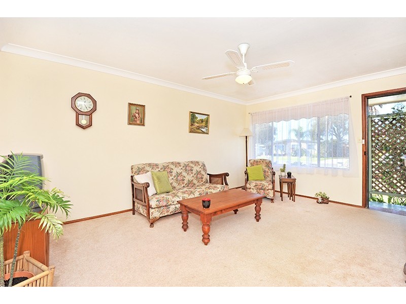 88 Kathleen White Crescent, Killarney Vale NSW 2261