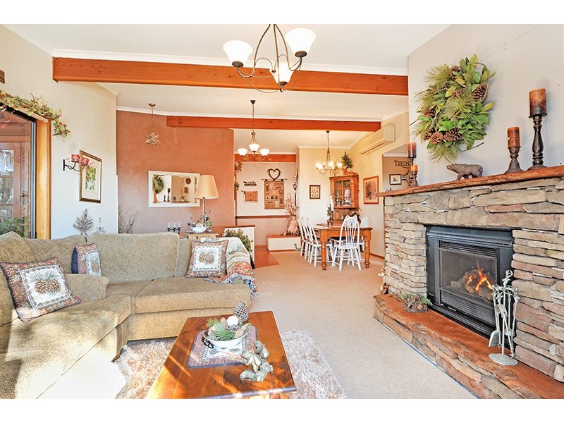 8 Donegal Rd, Berkeley Vale NSW 2261