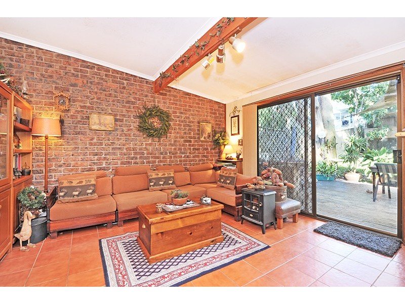 8 Donegal Rd, Berkeley Vale NSW 2261