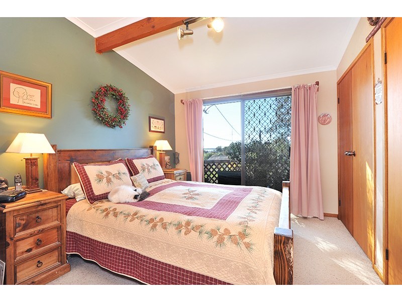 8 Donegal Rd, Berkeley Vale NSW 2261