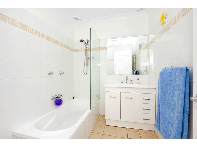 4 Windsor Road, Berkeley Vale NSW 2261
