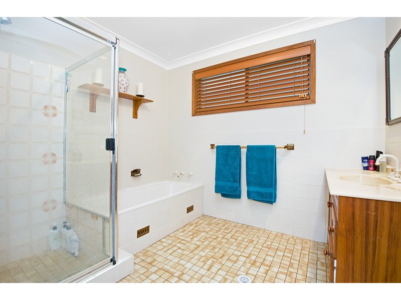 2 Kilkenny Pde, Berkeley Vale NSW 2261