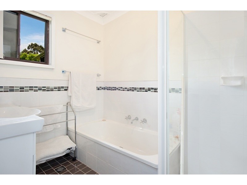9 Windsor Rd, Berkeley Vale NSW 2261