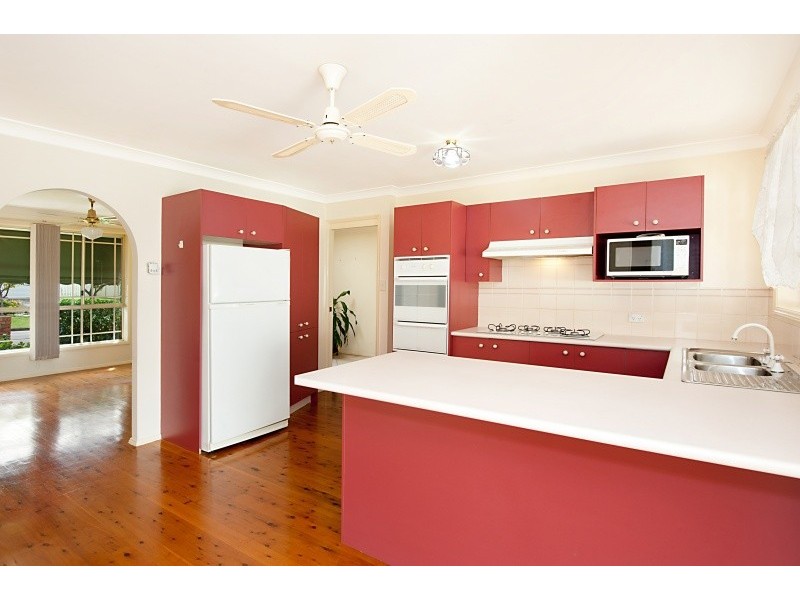 38 Castlereagh Cres, Bateau Bay NSW 2261