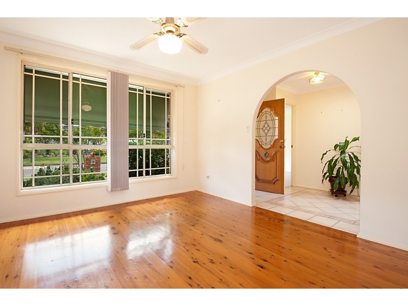 38 Castlereagh Cres, Bateau Bay NSW 2261