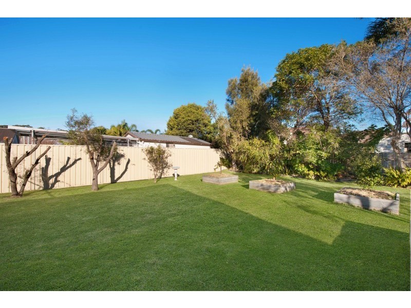 11 Elewa Ave, Bateau Bay NSW 2261