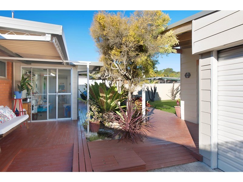 11 Elewa Ave, Bateau Bay NSW 2261