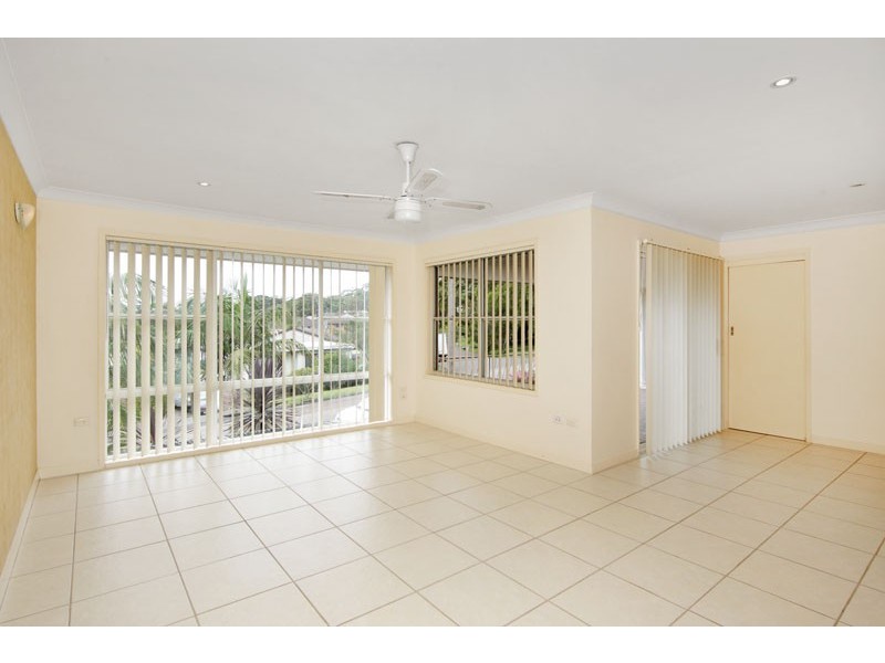 25 Barry St, Bateau Bay NSW 2261