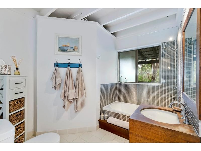 9 Northview Dr, Bateau Bay NSW 2261