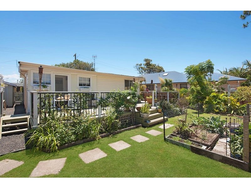 1 Lakedge Ave, Berkeley Vale NSW 2261