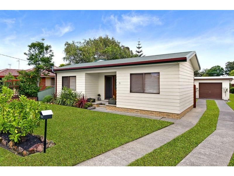 70 Kathleen White Crescent, Killarney Vale NSW 2261