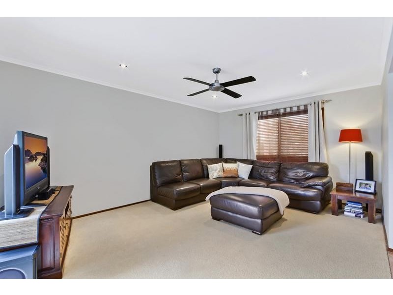 70 Kathleen White Crescent, Killarney Vale NSW 2261