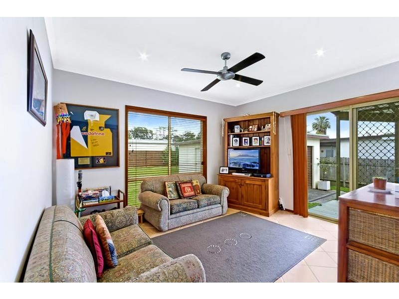 70 Kathleen White Crescent, Killarney Vale NSW 2261