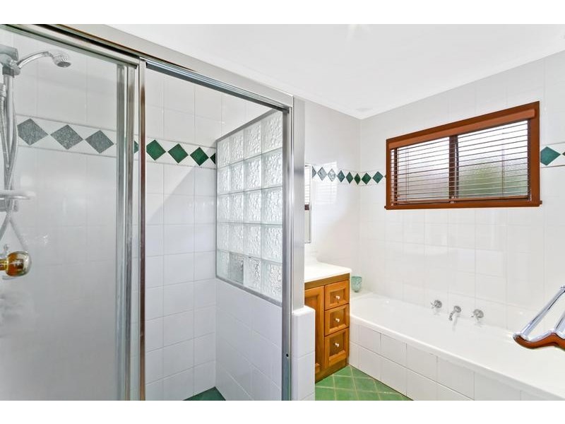 70 Kathleen White Crescent, Killarney Vale NSW 2261