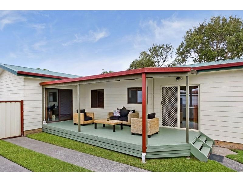70 Kathleen White Crescent, Killarney Vale NSW 2261