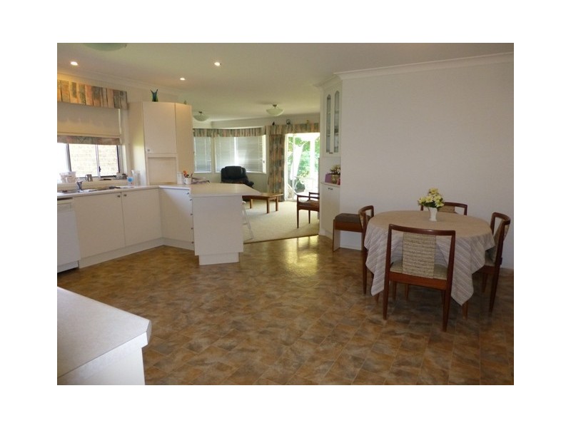 4 Parkside Avenue, Bateau Bay NSW 2261