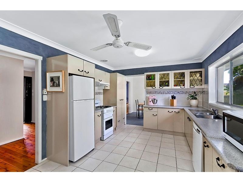 14 Hillcrest Ave, Bateau Bay NSW 2261