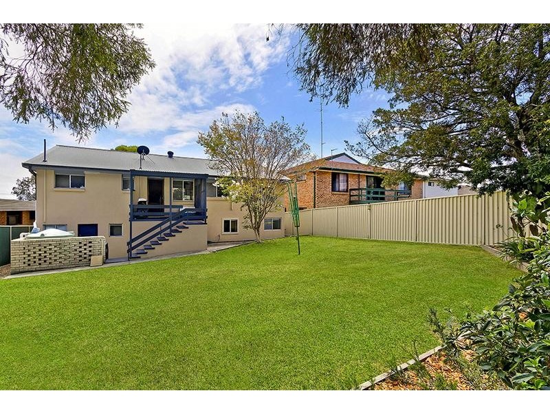 14 Hillcrest Ave, Bateau Bay NSW 2261