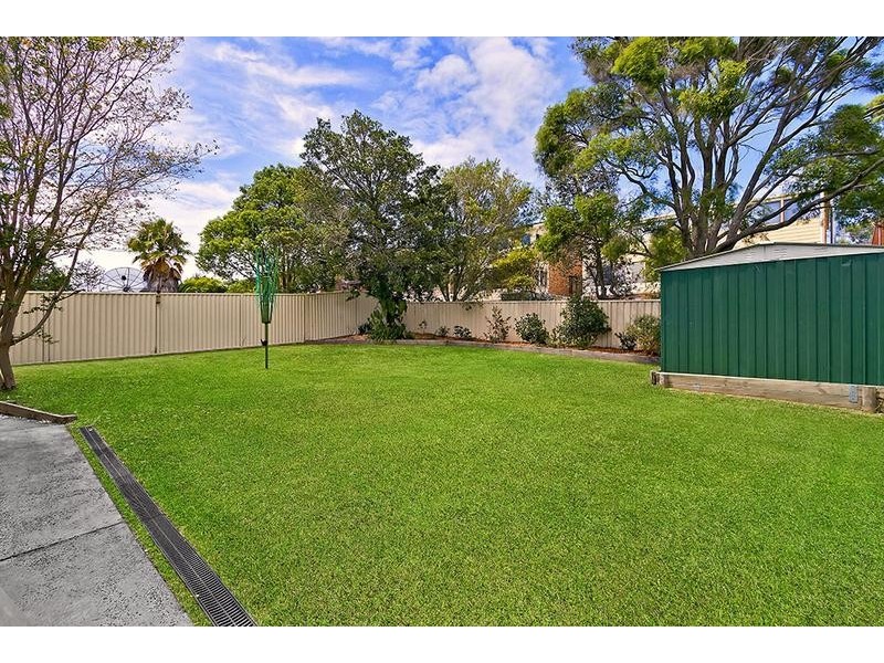14 Hillcrest Ave, Bateau Bay NSW 2261