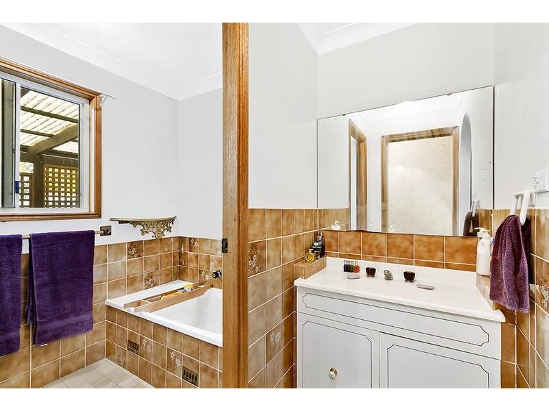 34 Buckingham Rd, Berkeley Vale NSW 2261