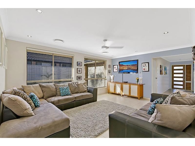 17 Highcliff Close, Woongarrah NSW 2259