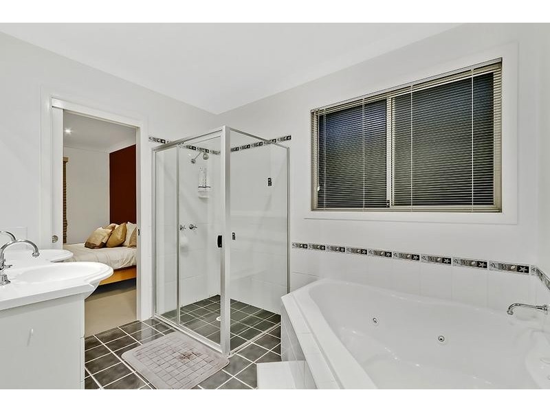 11 Torres St, Killarney Vale NSW 2261