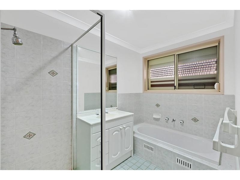 31 Castlereagh Crescent, Bateau Bay NSW 2261