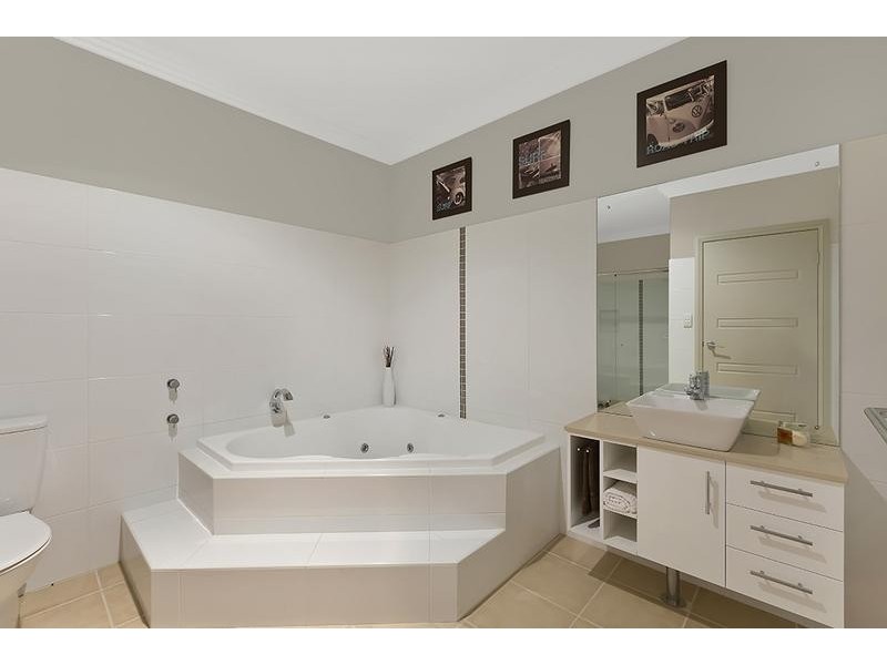 35 Barry Street, Bateau Bay NSW 2261