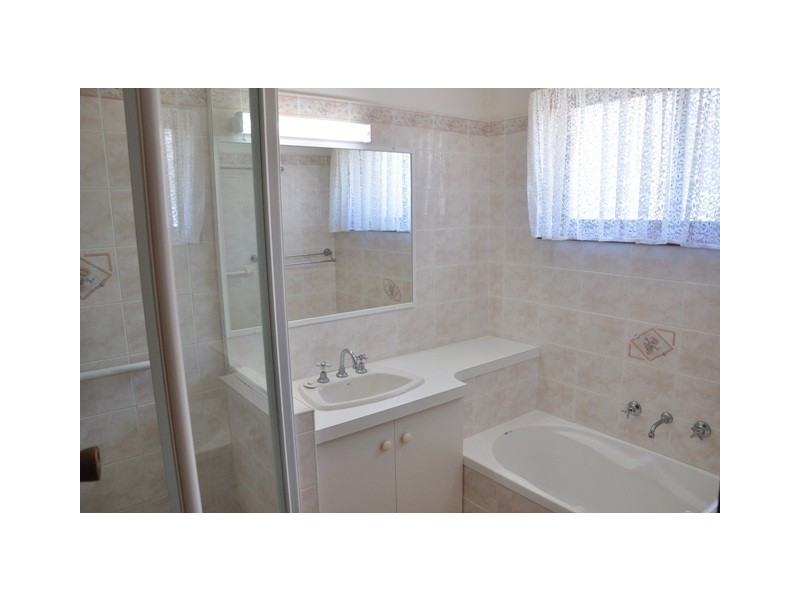 92 Kathleen White Crescent, Killarney Vale NSW 2261