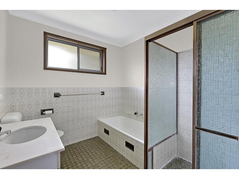 2 Pindarri Avenue, Berkeley Vale NSW 2261