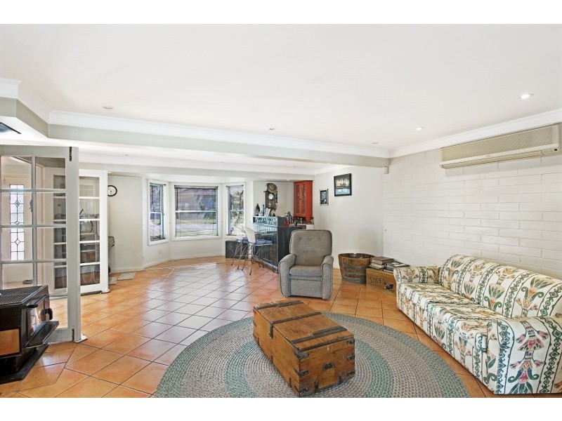 39 Kathleen White Crescent, Killarney Vale NSW 2261