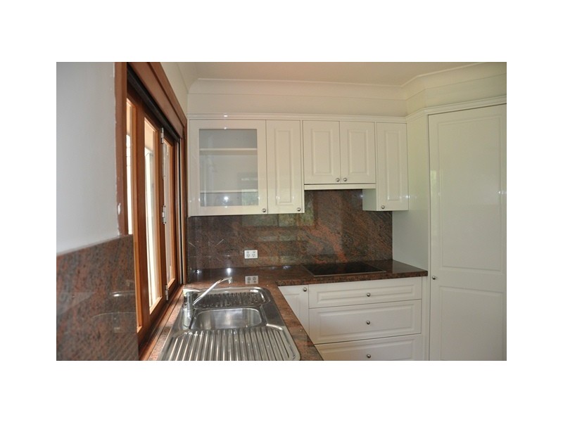27 Hughes Street, Point Clare NSW 2250