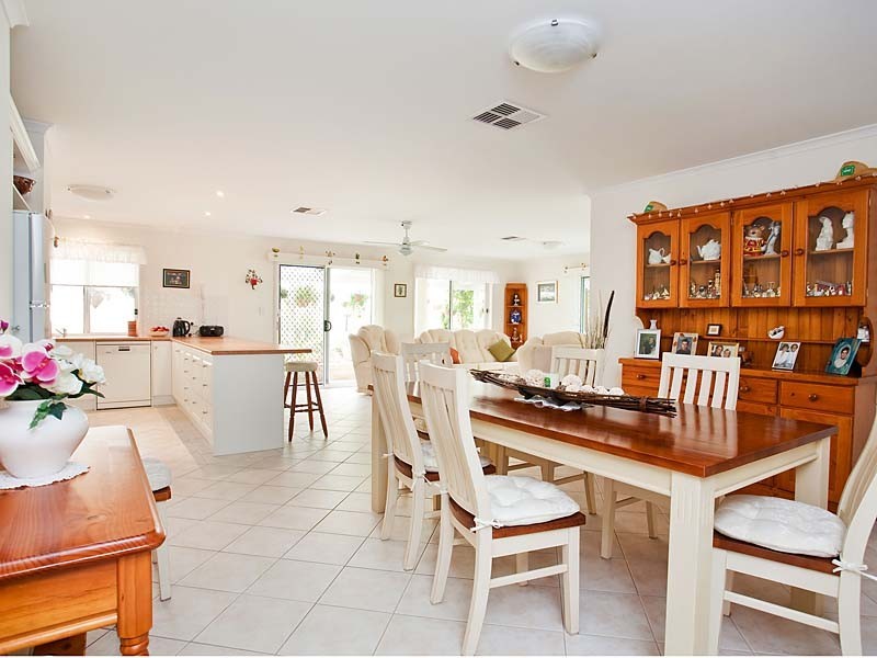 24 Hall Crescent, Old Noarlunga SA 5168