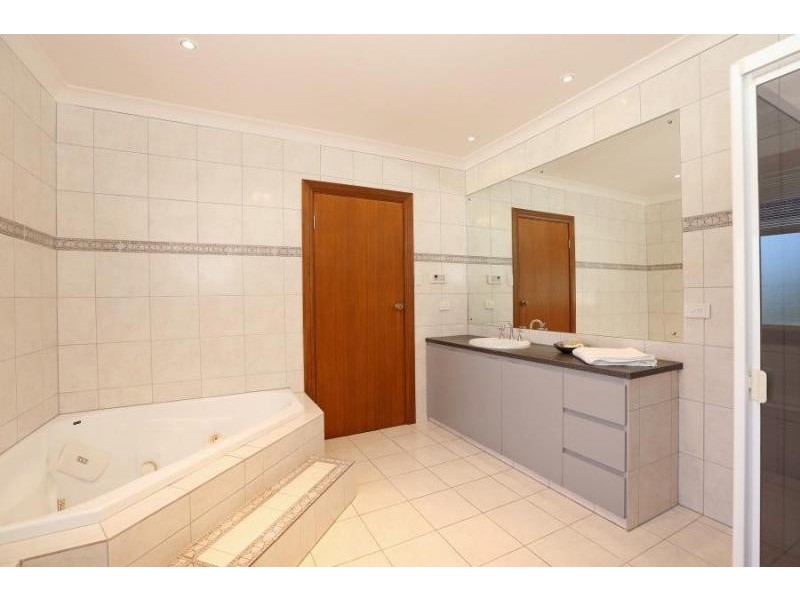 14 Hub Drive, Aberfoyle Park SA 5159