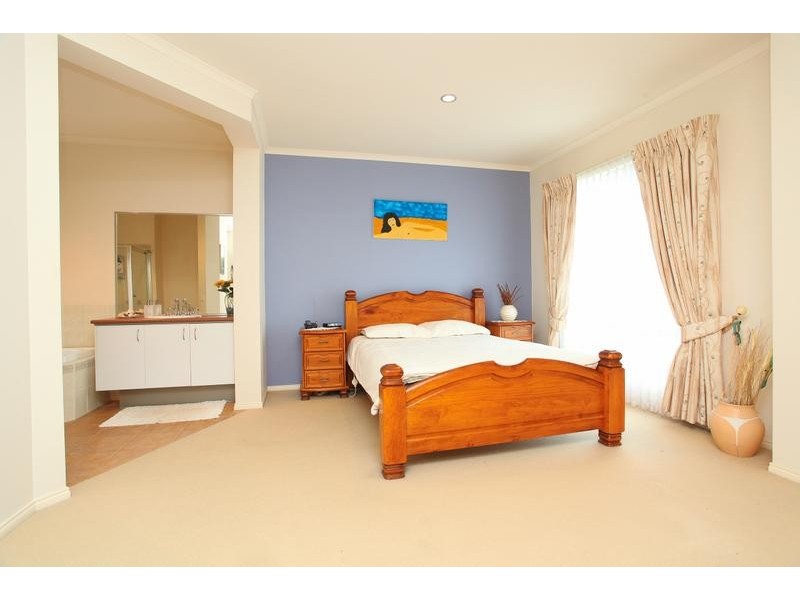 Taylors Hill VIC 3037