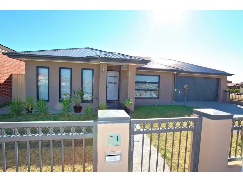 Taylors Hill VIC 3037