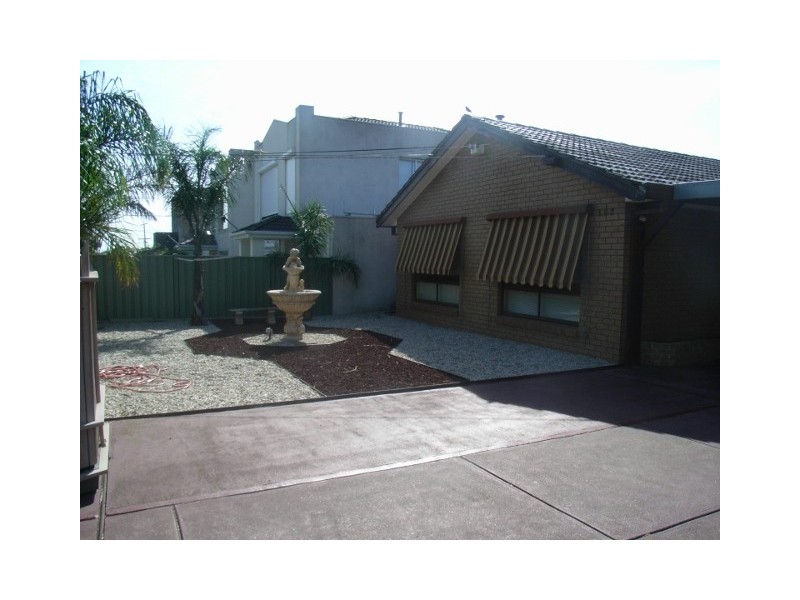 102 Errington Road, St Albans VIC 3021