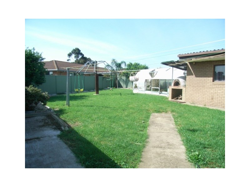 102 Errington Road, St Albans VIC 3021
