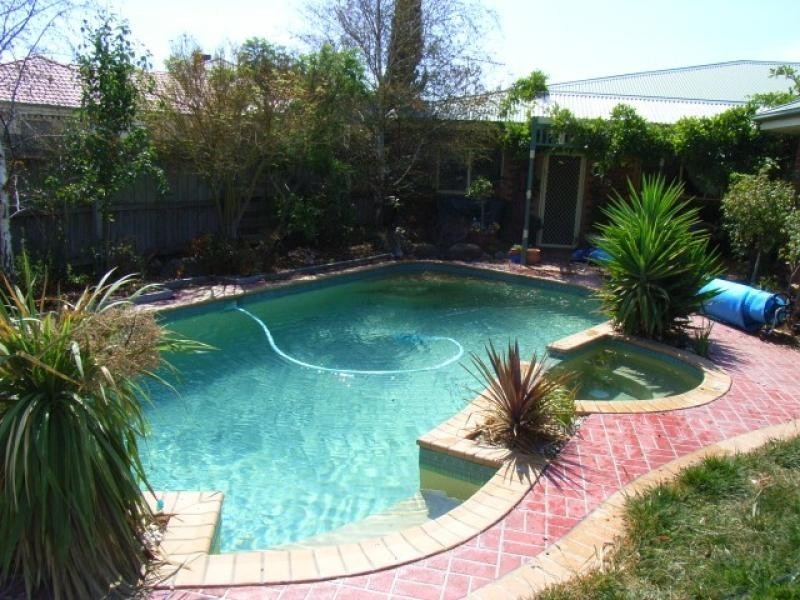 33 Perceval Crescent, Taylors Lakes VIC 3038